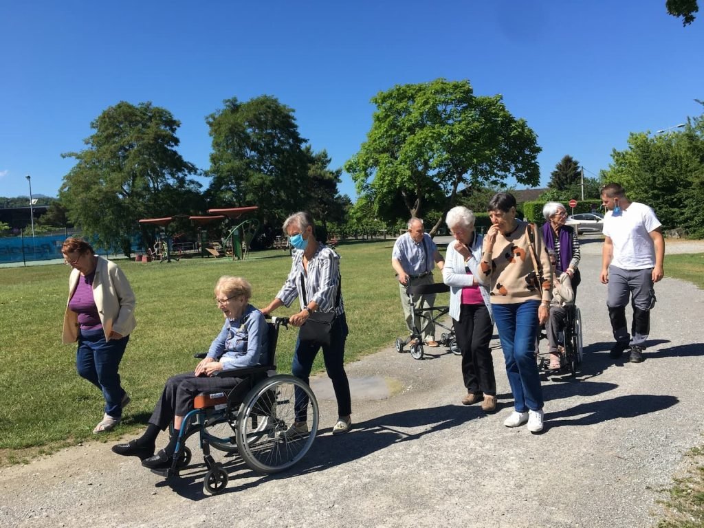 Un groupe de personnes se baladant en pleine nature sous un magnifique soleil