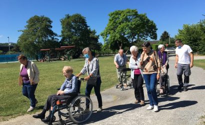 Un groupe de personnes se baladant en pleine nature sous un magnifique soleil