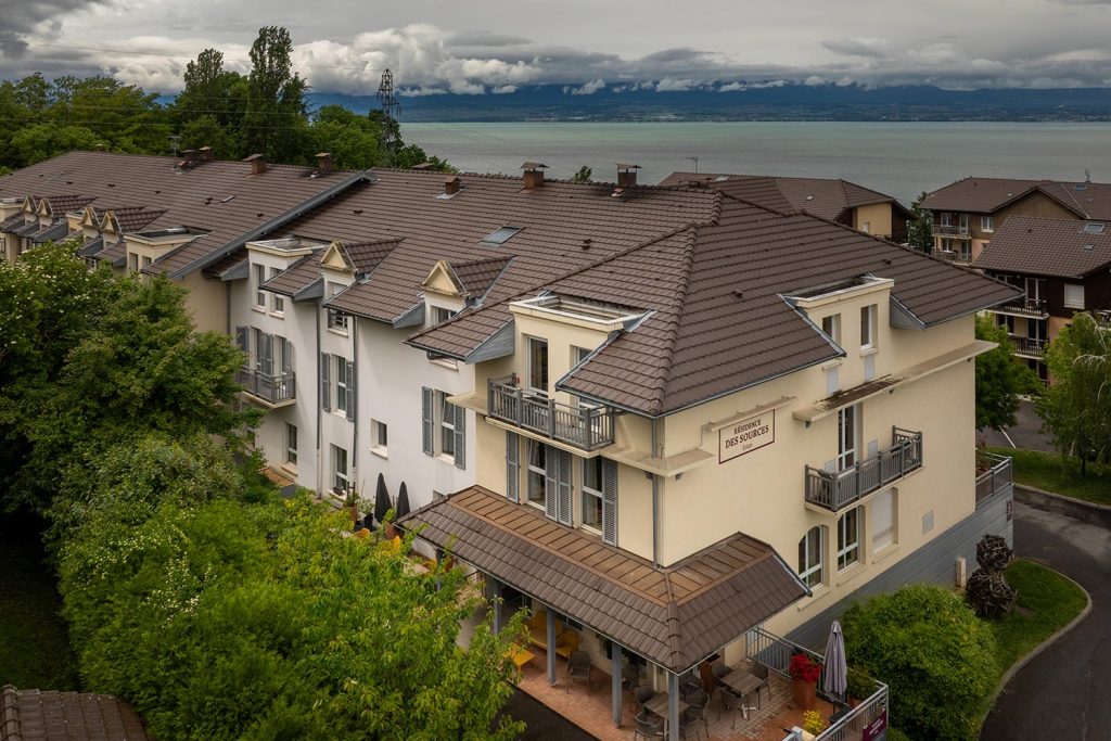 Vuer aerienne de la résidente offrant une vue directe sur le lac et les montages