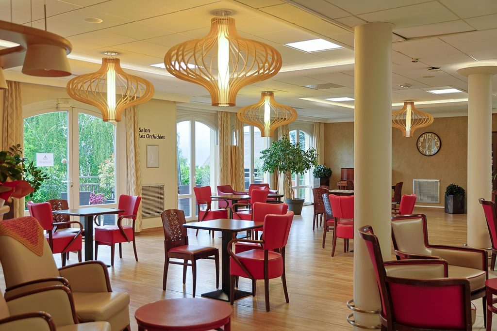 Salon ouvert sur jardin avec tables et fauteuils